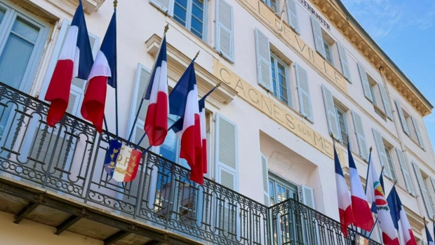 Δήμαρχοι εκλεγμένοι με την ακροδεξιά στη Γαλλία κατέβασαν από τα δημαρχεία τους τις ευρωπαϊκές σημαίες