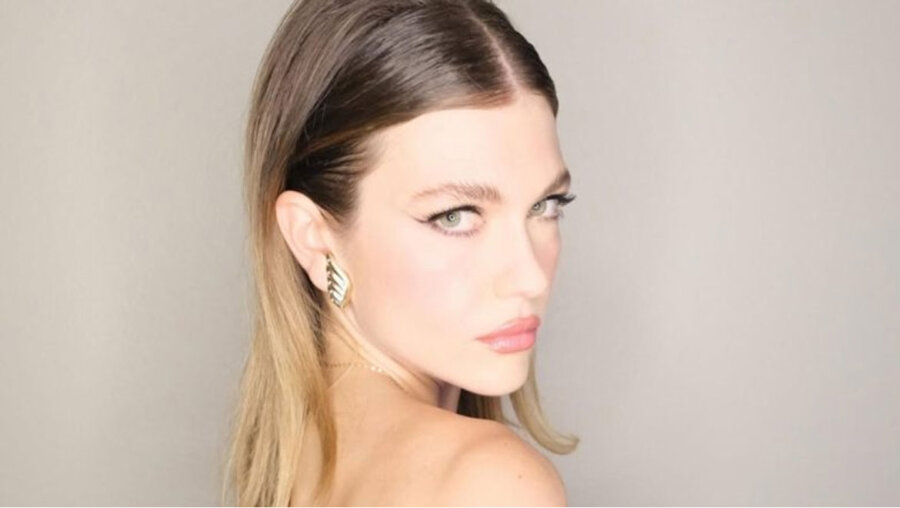 Κλέλια Ανδριολάτου: «Έριξε» το Instagram με το σέξι μαγιό της σε παραλία στο Λος Άντζελες