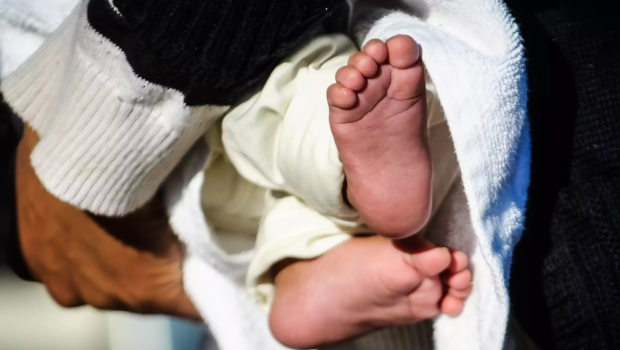 Πάτρα: Σοκάρουν οι καταγγελίες γιατρού για το τραυματισμένο βρέφος - Ξαφνική εισαγγελική εντολή για αστυνομική φύλαξη