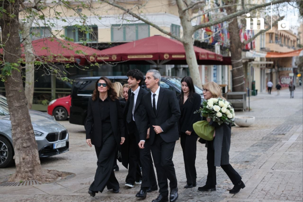 Μαρινέλλα: Έφτασε η σορός στο παρεκκλήσι για το λαϊκό προσκύνημα - Το μεσημέρι η κηδεία