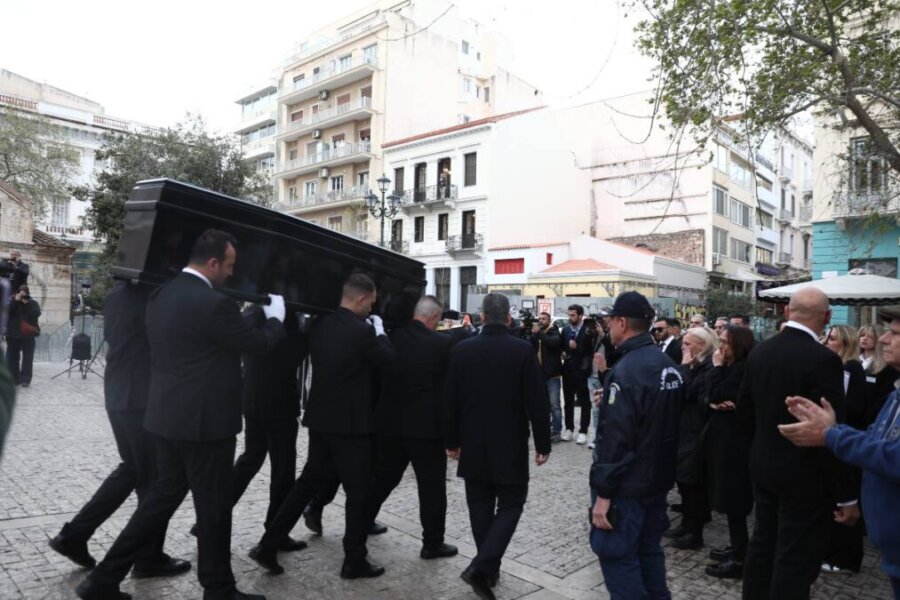 Κηδεία Μαρινέλλας: Έφτασε στη Μητρόπολη η σορός της – Σε άσχημη ψυχολογική κατάσταση η οικογένειά της
