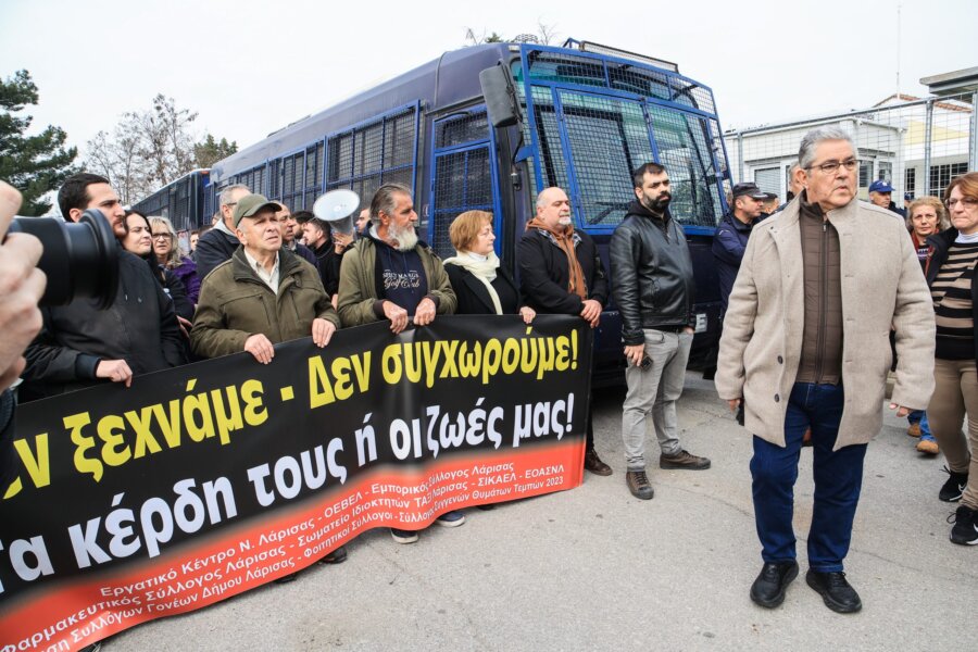 [385727] ΔΙΚΗ ΓΙΑ ΤΟ ΣΙΔΗΡΟΔΡΟΜΙΚΟ ΔΥΣΤΥΧΗΜΑ ΣΤΑ ΤΕΜΠΗ / ΣΥΓΚΕΝΤΡΩΣΕΙΣ ΕΞΩ ΑΠΟ ΤΟ ΔΙΚΑΣΤΗΡΙΟ (ΛΕΩΝΙΔΑΣ ΤΖΕΚΑΣ/EUROKINISSI)