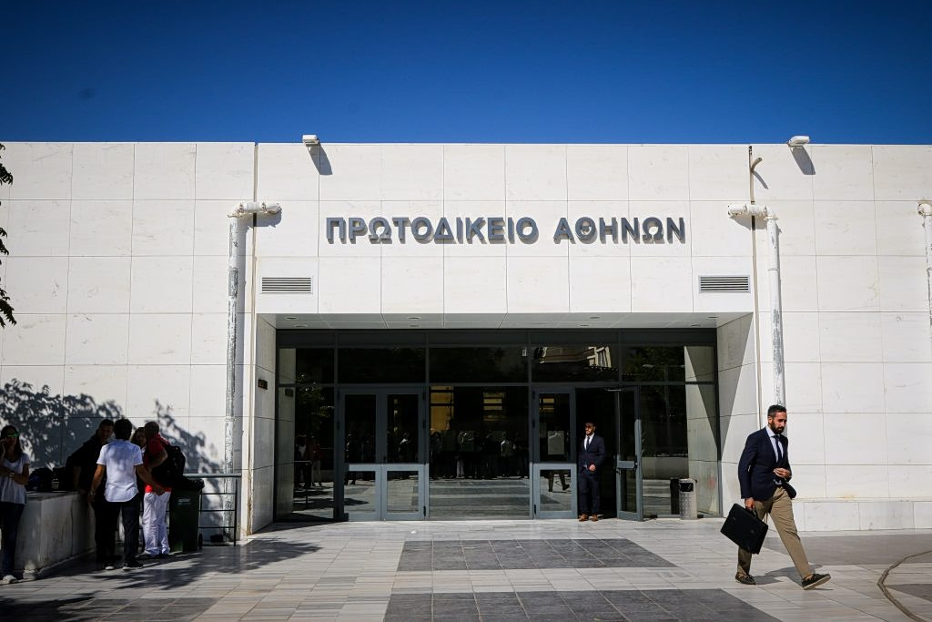 Σενάρια για διχοτόμηση της έρευνας των υποκλοπών