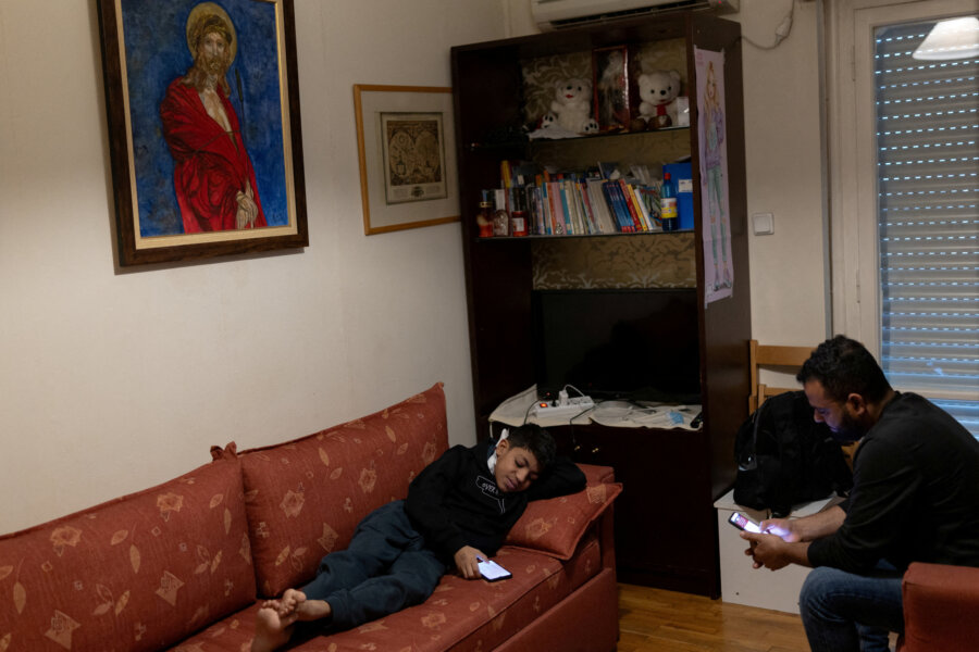 Ο Σύρος πρόσφυγας Yahia Aldarwish, 10 ετών, κάθεται μαζί με τον πατέρα του Abdulaziz Aldarwish, 32 ετών, σε κατάλυμα που παρέχεται από το νοσοκομείο, ενόψει μεταμόσχευσης νεφρού με δότη τον πατέρα του