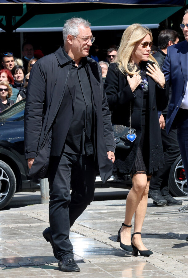 Κηδεία Μαρινέλλας: Συντετριμμένη η Μαριάννα Λάτση στη Μητρόπολη Αθηνών