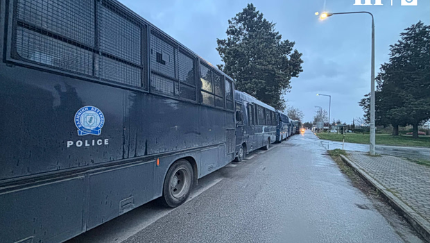 Τέμπη: Με ισχυρή αστυνομική παρουσία και ελεγχόμενη είσοδο στην αίθουσα αναμένεται να ξεκινήσει η δίκη