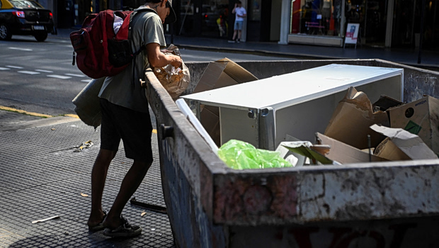 Αργεντινή: Ο Μιλέι πανηγυρίζει για τη μείωση της φτώχειας, αλλά ειδικοί μιλούν για «στατιστική οφθαλμαπάτη»