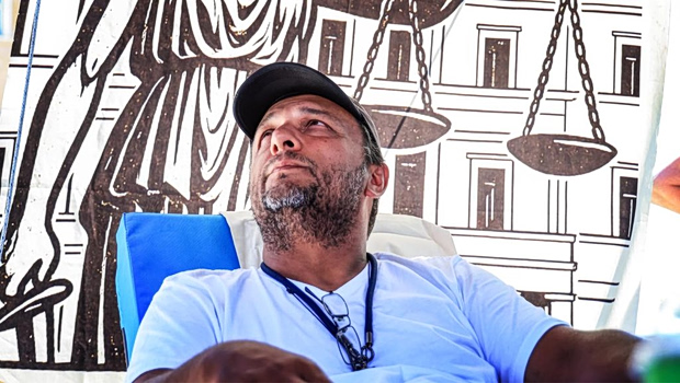 «Δεν γίνεται να παρακαλάμε τη δικαιοσύνη να κάνει τη δουλειά της» - Ο Πάνος Ρούτσι στη δίκη των Τεμπών