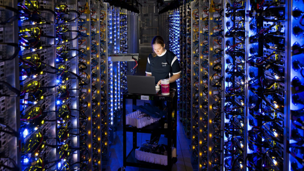 Το Ιράν απελεί με επιθέσεις σε data center και αμερικανικές εταιρείες