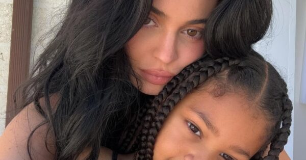 Kylie Jenner: Το matching ανοιξιάτικο manicure με την κόρη της Stormi