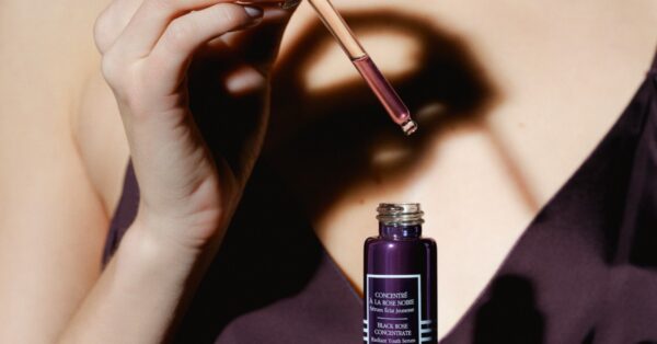 Το νέο Black Rose Concentrate Radiant Youth Serum της Sisley Paris επαναπροσδιορίζει τη λάμψη της επιδερμίδας