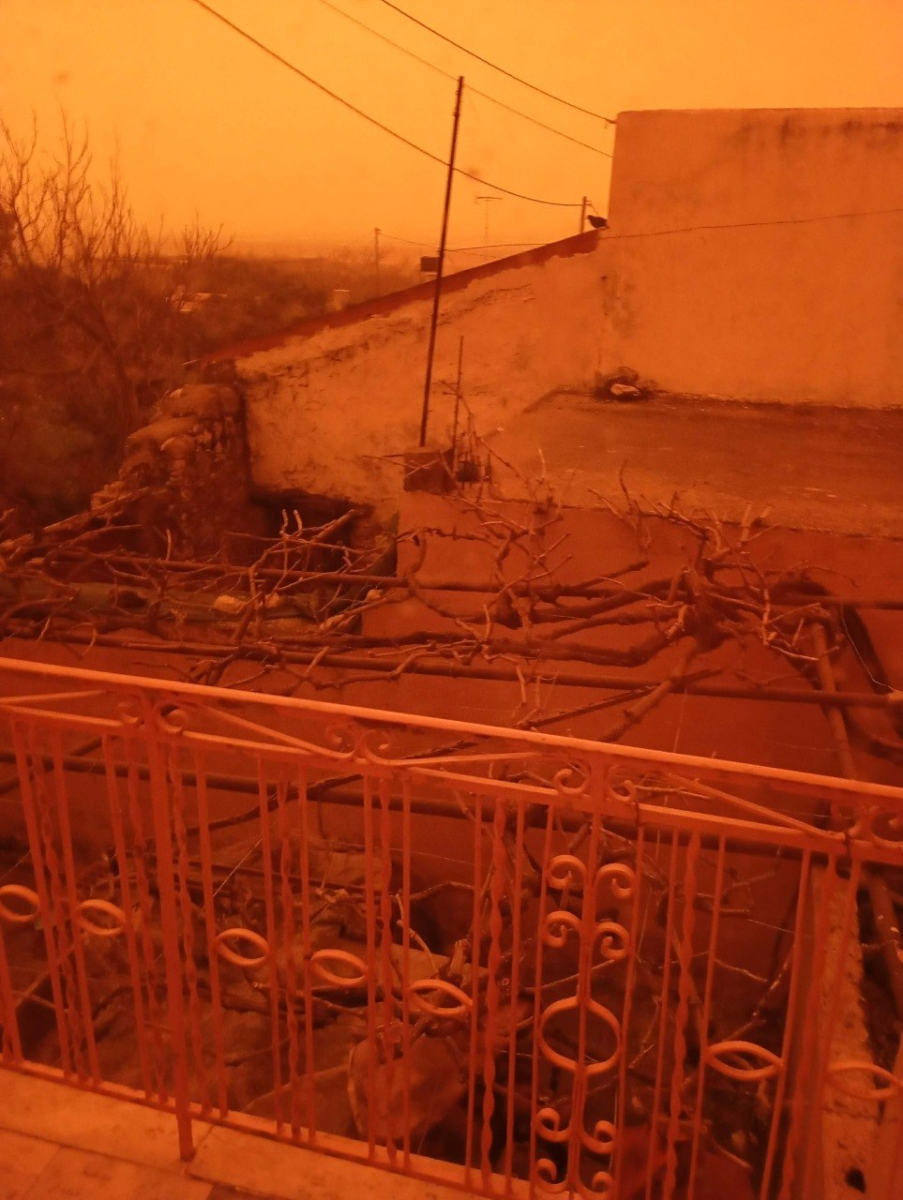 Κρήτη: «Η μέρα θα γίνει νύχτα, να το τώρα» - Τρομοκρατημένη γιαγιά βλέπει τον «κόκκινο» ουρανό και κάνει τον σταυρό της