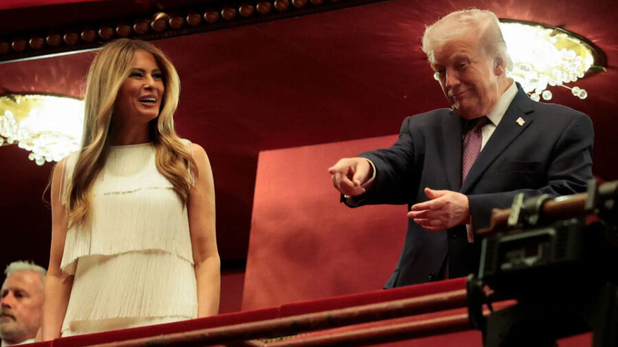 Melania Trump: Με jazz φόρεμα στο πλευρό του Donald Trump - Η εμφάνιση που απέδειξε πως ξέρει να “διαβάζει” το dress code