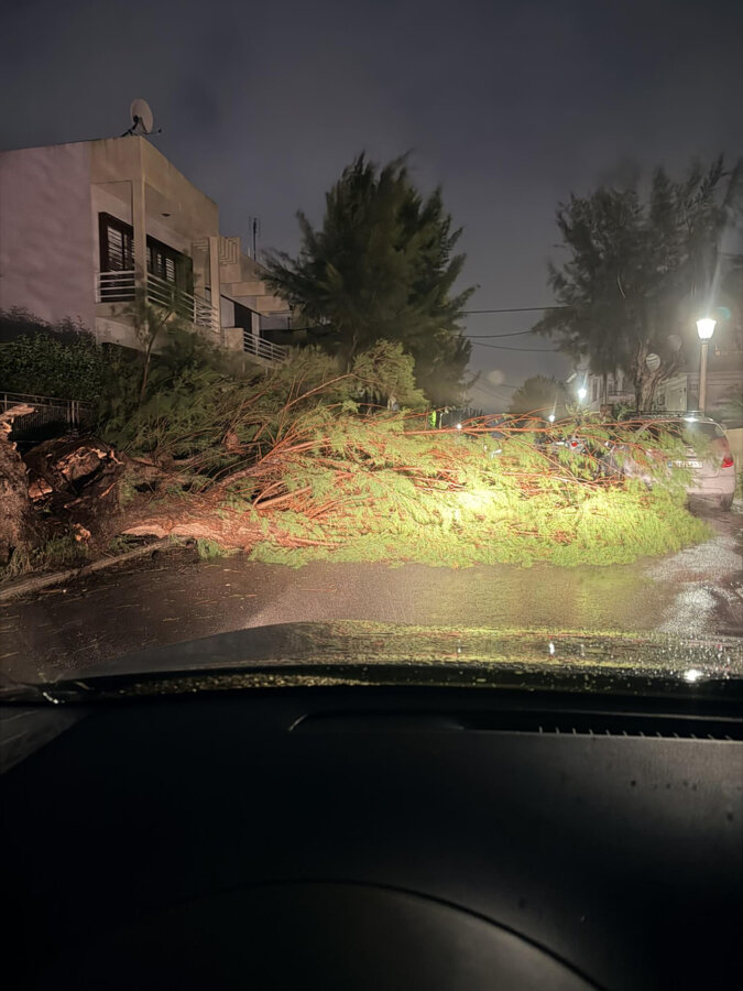 Η κακοκαιρία Erminio σφυροκοπά τη Ρόδο - Θυελλώδεις άνεμοι και καταρρακτώδης βροχή - Ήχησε το 112