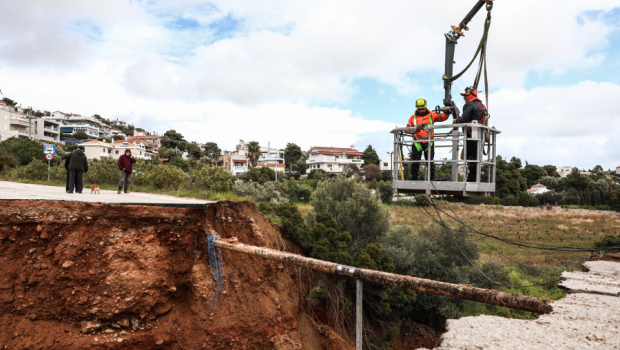 Κακοκαιρία Erminio: Στα δύο κόπηκε ο δρόμος στην Καλλιτεχνούπολη - Το ρέμα άνοιξε χαράδρα πέντε μέτρων