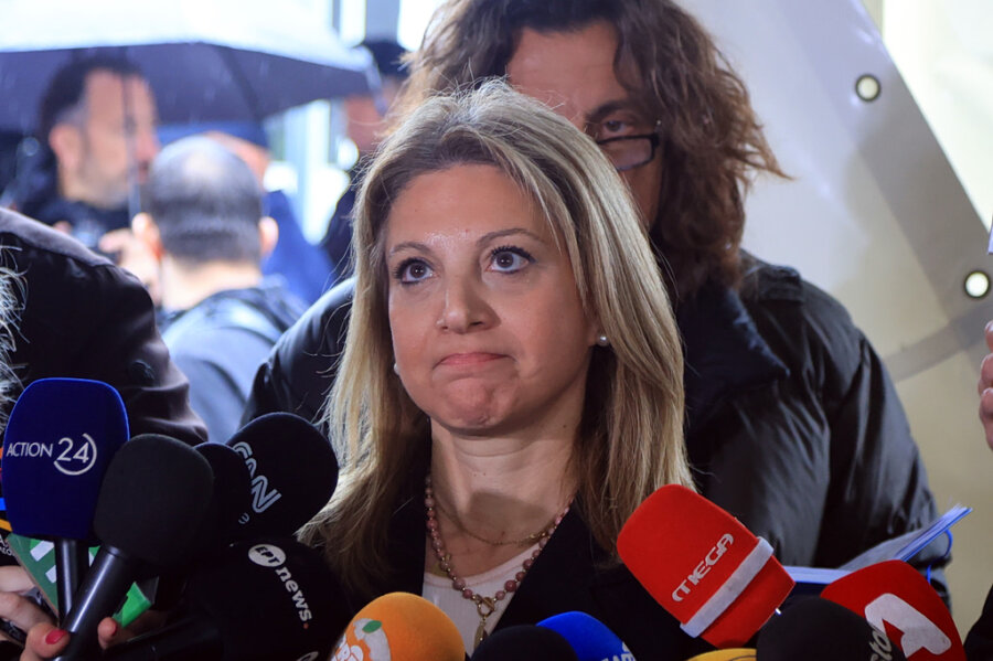 Πολιτικό μανιφέστο από την Καρυστιανού