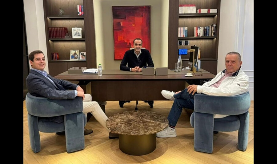 Ο εκδότης Καραμανλής Βασιλιάς των απευθείας αναθέσεων και του εξπρές πλουτισμού επί κυβέρνησης Μητσοτάκη