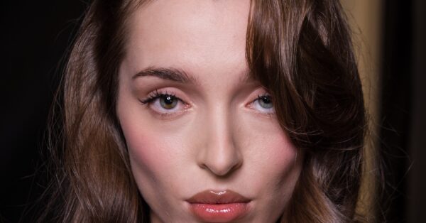 Contouring stick & highlighter stick: Το μυστικό για σμιλευμένο και λαμπερό πρόσωπο