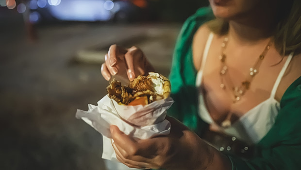 Είδος πολυτελείας το σουβλάκι – Φτάνει πλέον τα 5 ευρώ το τυλιχτό