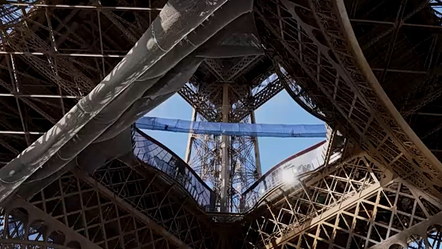 Βίντεο που προκαλεί ίλιγγο: Τουρίστες περπατούν σε αιωρούμενη γέφυρα 60 μέτρα πάνω από το έδαφος στον Πύργο του Άιφελ