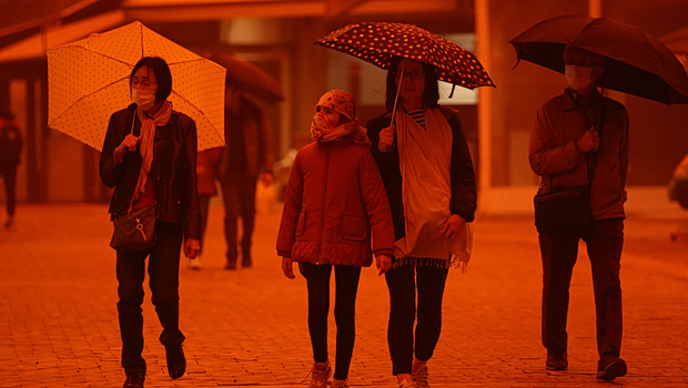 «Πορτοκαλί» ουρανός στην Ευρώπη - Πώς η σκόνη από τη Σαχάρα πλήττει την υγεία, την οικονομία και το περιβάλλον