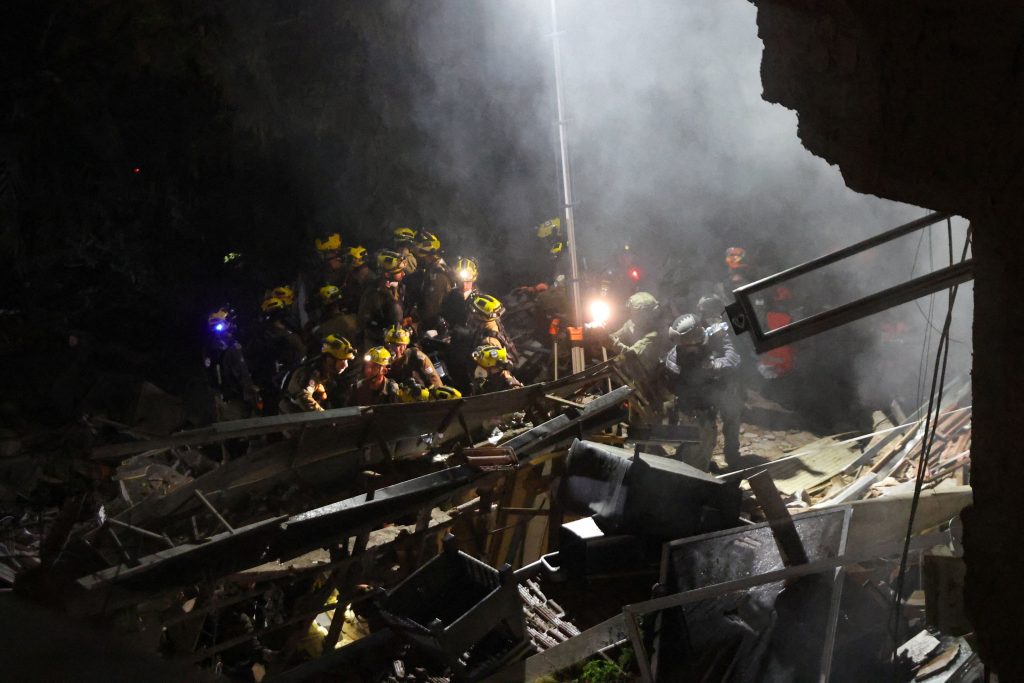 Ισραήλ: Τρεις αγνοούμενοι από το πυραυλικό πλήγμα σε πολυκατοικία στη Χάιφα