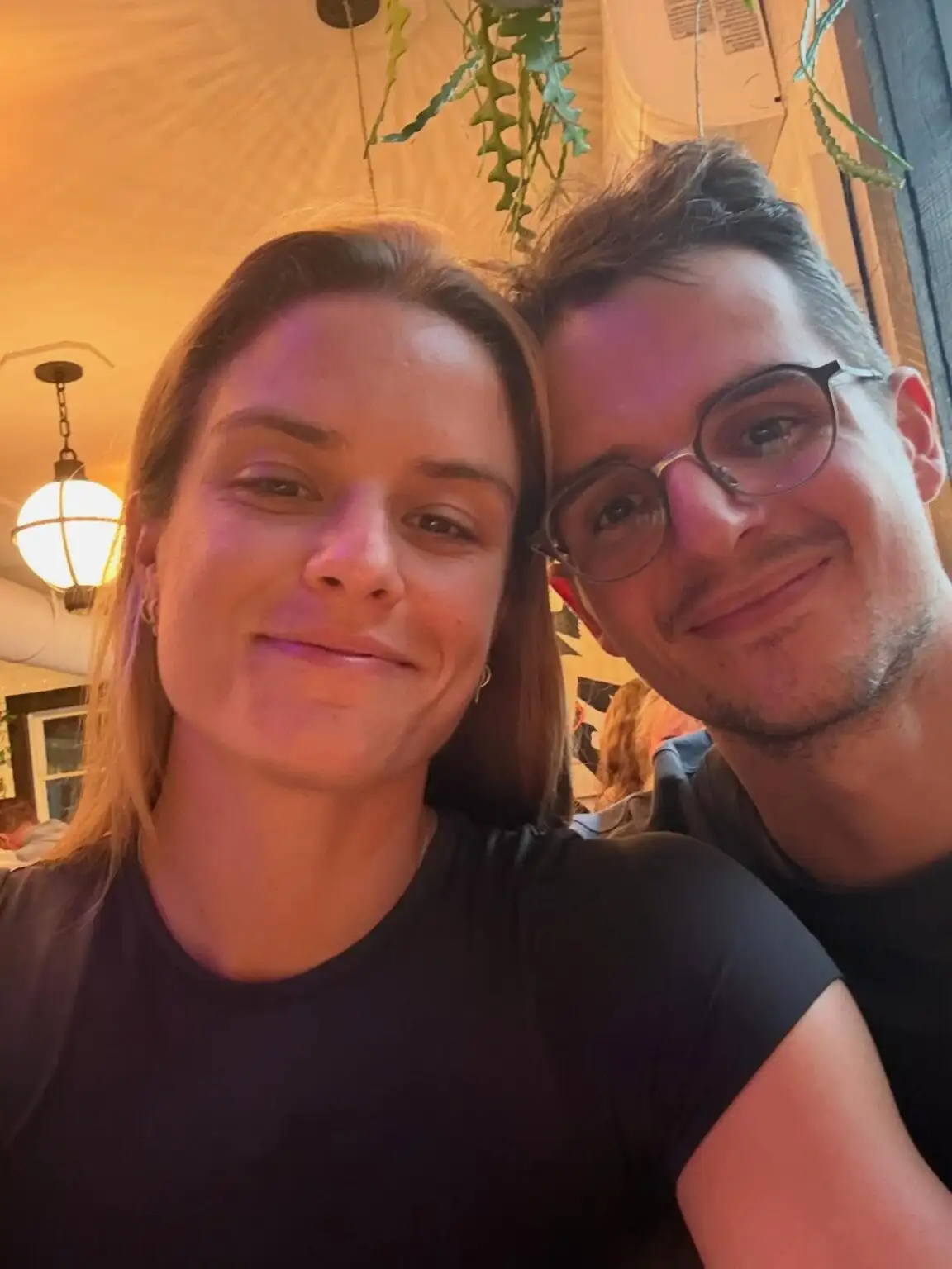 Full in love: Η Μαρία Σάκκαρη ποζάρει χαμογελαστή στο πλευρό του Κωνσταντίνου Μητσοτάκη