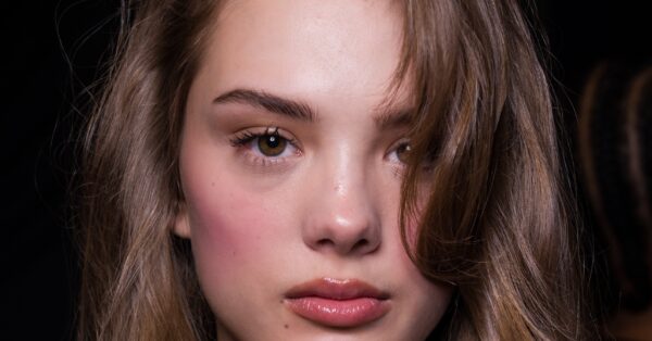 «Blurry Make-up»: Γιατί επικρατεί στις τάσεις του μακιγιάζ για το 2026