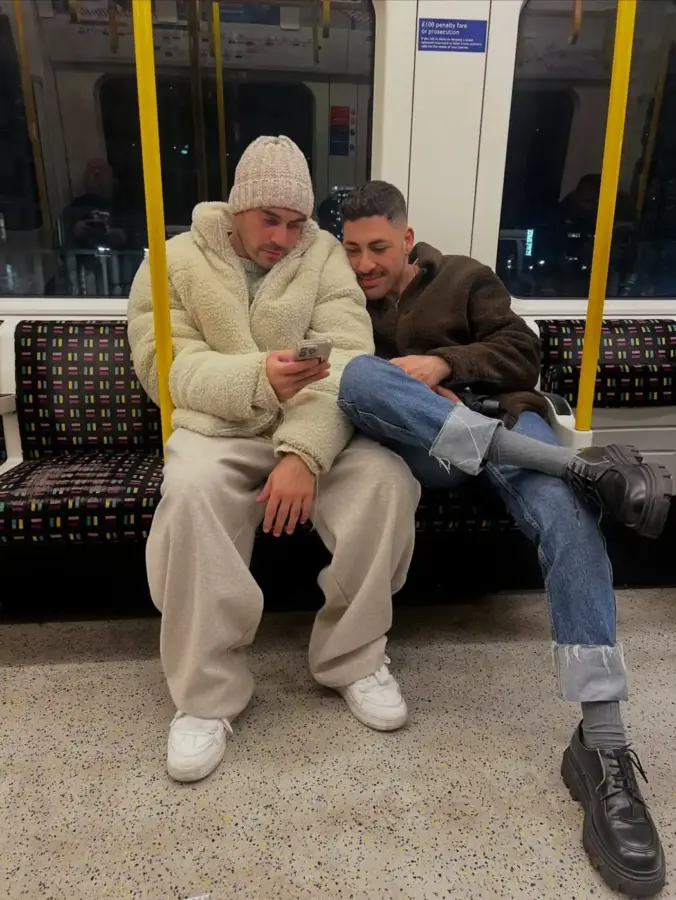 Ιάσονας Μανδηλάς: Η συγκινητική πρόταση γάμου στον σύντροφό του – Το ρομαντικό βίντεο στην Πράγα