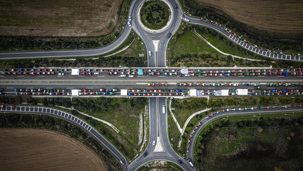 Ξανά στους δρόμους οι αγρότες - Με τρακτέρ και αγροτικά ΙΧ στην Ε-65
