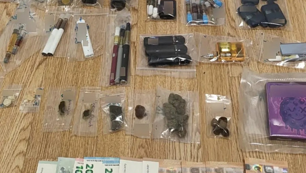 Συνελήφθη σωφρονιστικός υπάλληλος που εισήγαγε ναρκωτικά από ΗΠΑ, Ισπανία, Βρετανία