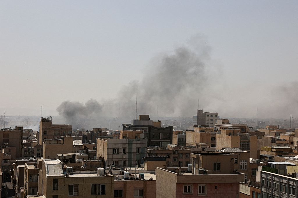 Καπνός στον ουρανό Ιράν