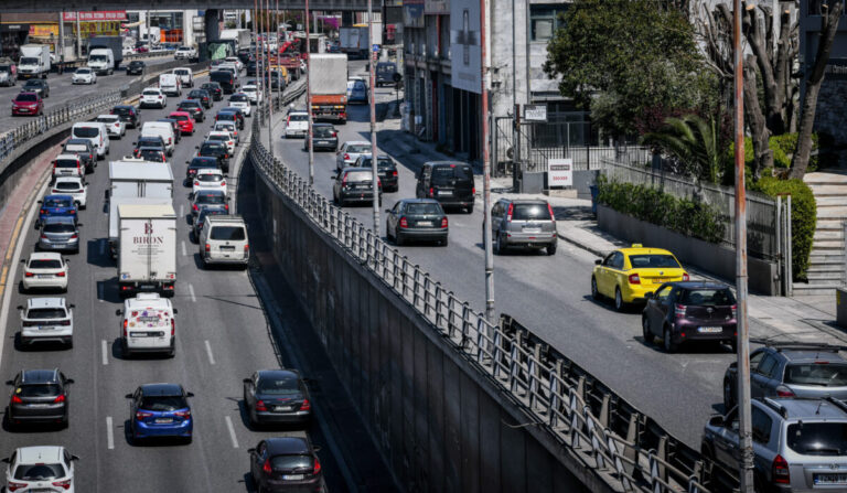 ΕΞΟΔΟΣ ΠΑΣΧΑ 2023 / ΑΥΞΗΜΕΝΗ ΚΙΝΗΣΗ ΣΤΗΝ ΕΘΝΙΚΗ ΟΔΟ ΑΘΗΝΩΝ - ΚΟΡΙΝΘΟΥ ΣΤΟΝ ΚΗΦΙΣΟ (ΤΑΤΙΑΝΑ ΜΠΟΛΑΡΗ / EUROKINISSI)