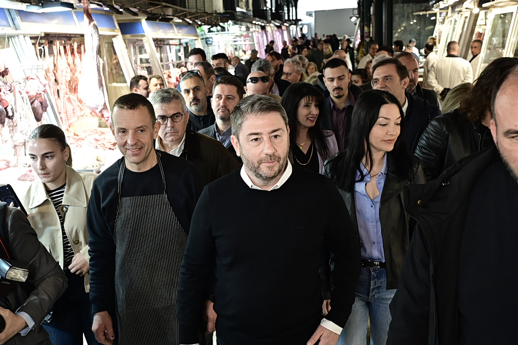 Στη Βαρβάκειο ο Ανδρουλάκης: «Τελευταίοι σε αγοραστική δύναμη στην ΕΕ οι Έλληνες – Η κυβέρνηση παράγει σκάνδαλα, όχι λύσεις»