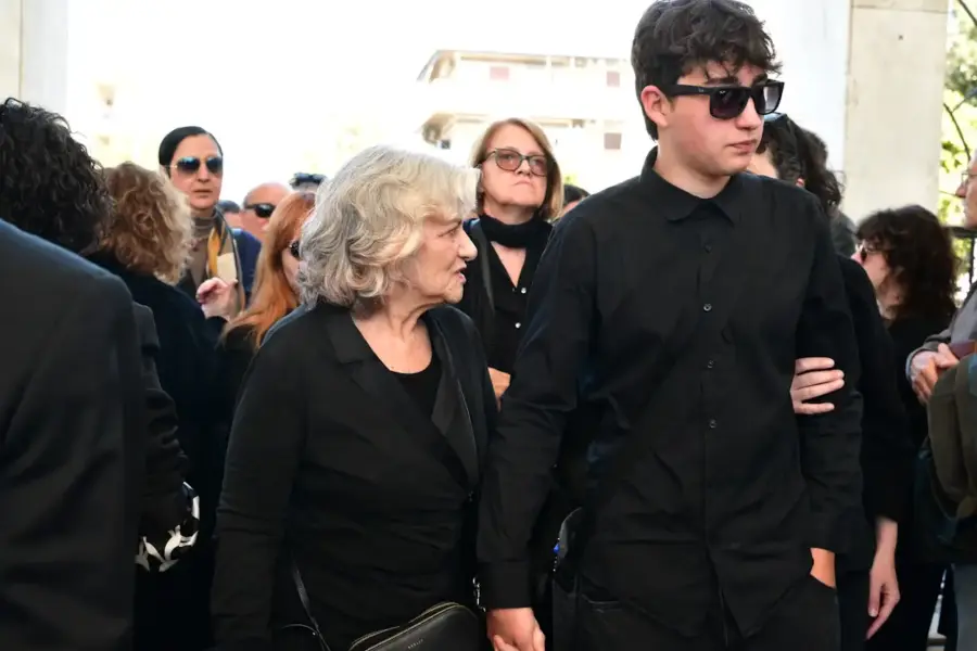 Συντετριμμένη η Θεανώ Φωτίου στην κηδεία του γιου της – Με δάκρυα στα μάτια ο 17χρονος γιος του Βασίλη Ρίζου