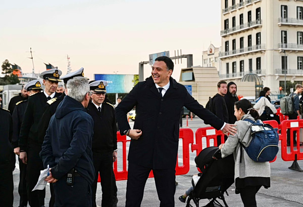 Πειραιάς: Στο λιμάνι ο Κικίλιας - Πασχαλινές ευχές σε εργαζόμενους και ταξιδιώτες [εικόνες και βίντεο]