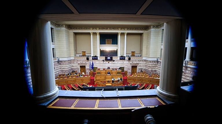 Ασυμβίβαστο πολιτικού και βολεμένου, πολίτη και παρτάκια απαθή και η πολιτική ξαναποκτά νόημα και δυναμική