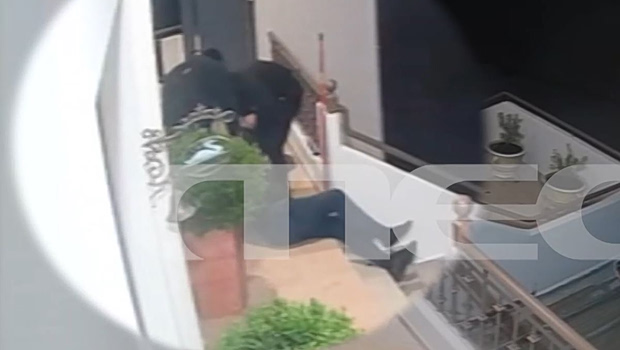 Σοκάρει το βίντεο με την επίθεση τριών ληστών σε 65χρονο έξω από το σπίτι του - Δραπέτες φυλακών οι τρεις κακοποιοί