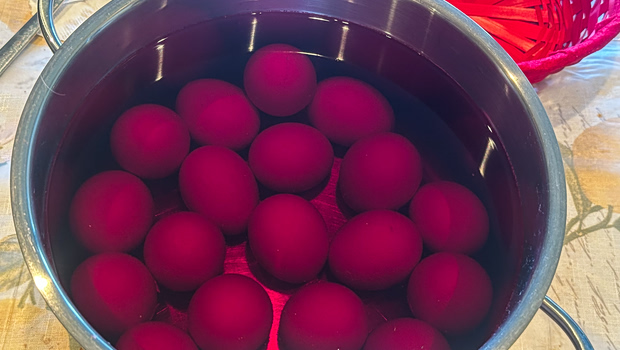 Πάσχα: Ήθη, έθιμα και δοξασίες στη δυτική Θεσσαλία τη Μεγάλη Πέμπτη - Το βάψιμο αυγών με κρεμμυδόφυλλα