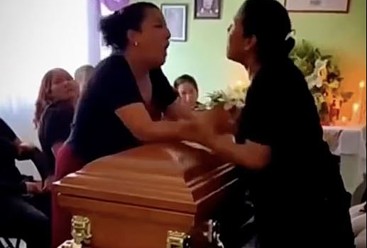 Μεξικό: Αδιανόητος καβγάς πάνω από φέρετρο - Ερωμένες διαπίστωσαν ότι έκλαιγαν τον ίδιο άντρα