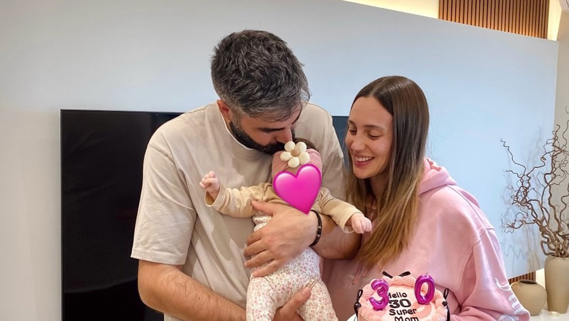 «Από Ολυμπιονίκης…σε full-time μαμά» - Η Άννα Κορακάκη γιόρτασε τα γενέθλιά της αγκαλιά με την κόρη της