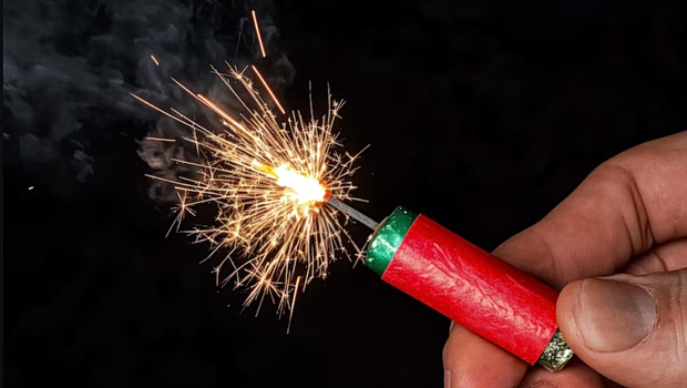 ΕΛ.ΑΣ.: Προειδοποίηση για κροτίδες και βεγγαλικά την περίοδο του Πάσχα - «Απαγορεύεται η χρήση τους»