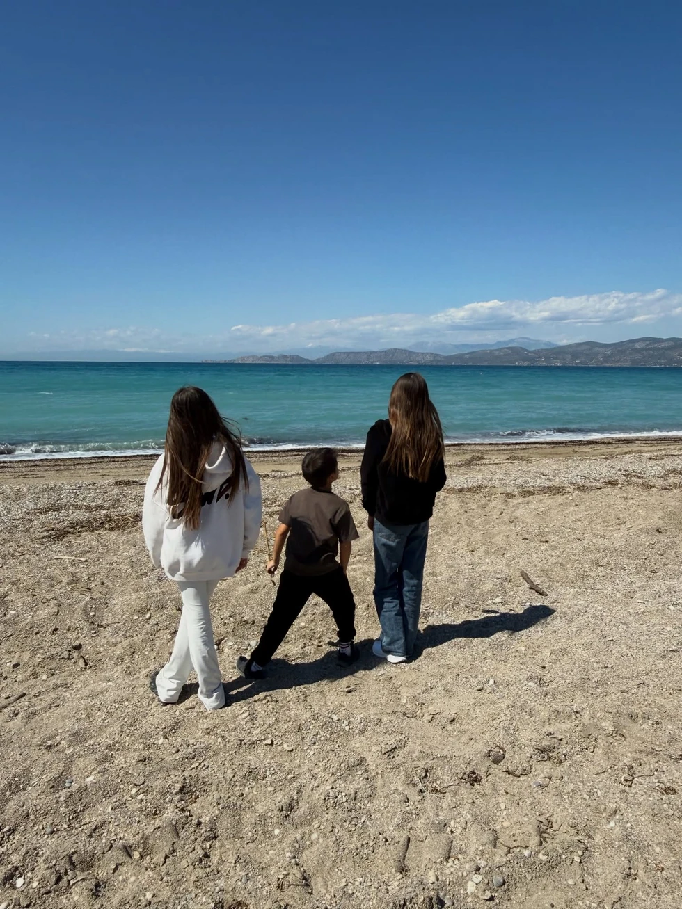 Σταματίνα Τσιμτσιλή: Η βόλτα με τα παιδιά της στην παραλία της Κορίνθου τη Μεγάλη Πέμπτη