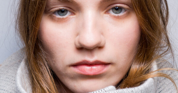 «Ghost Lashes»: Το ανοιξιάτικο beauty trend που επαναφέρει τις φυσικές βλεφαρίδες στο προσκήνιο