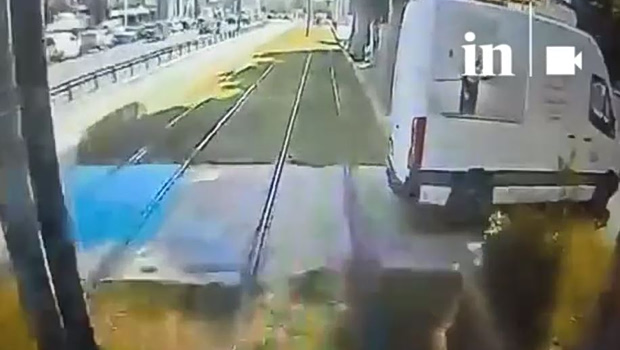 Βίντεο ντοκουμέντο από τη σύγκρουση συρμού του τραμ με βαν στον Άλιμο