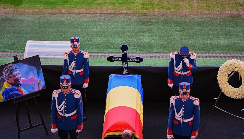 Το τελευταίο αντίο στον Μιρτσέα Λουτσέσκου: Συγκίνηση, αποθέωση και συνθήματα για τον θρύλο του ευρωπαϊκού ποδοσφαίρου (pics, vids)