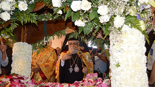 Επιτάφιος: Τι συμβολίζουν τα λουλούδια του και γιατί πρέπει να τα παίρνουμε στο σπίτι μας;