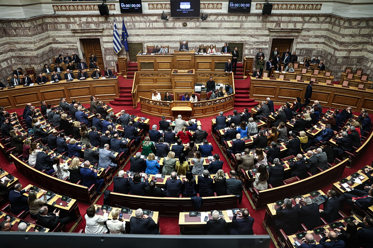 εικόνα που δείχνει συνεδρίαση της Ολομέλειας, στη Βουλή
