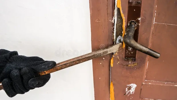 Μεσολόγγι: Νεαρός διαρρήκτης εισέβαλε σε δύο σπίτι μέσα σε λίγη ώρα - Ξυλοκόπησε τον έναν ένοικο