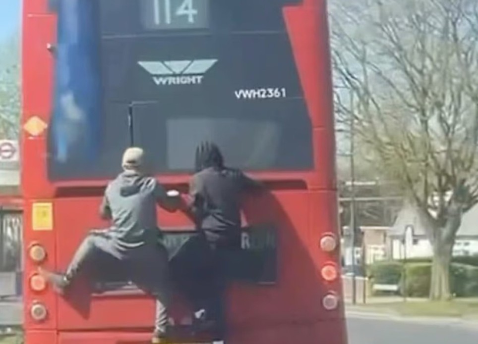 Ρίσκο για… 2 ευρώ: Άνδρες κρέμονταν από λεωφορείο στη Βρετανία για να γλιτώσουν το εισιτήριο (vid)